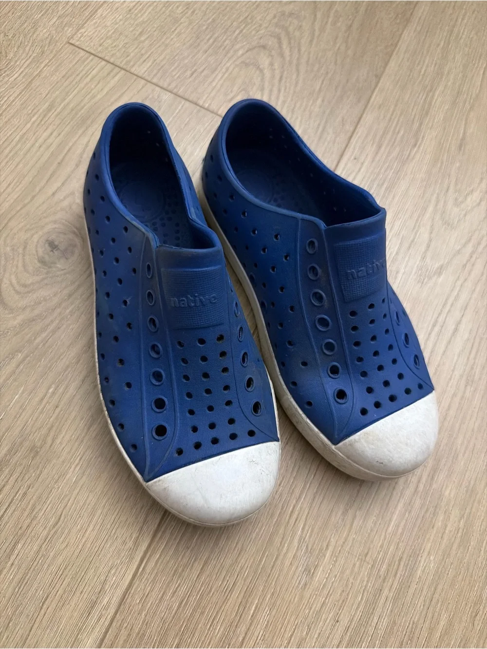 Native Jefferson Kids Slip-On Shoes in Blue and White c12